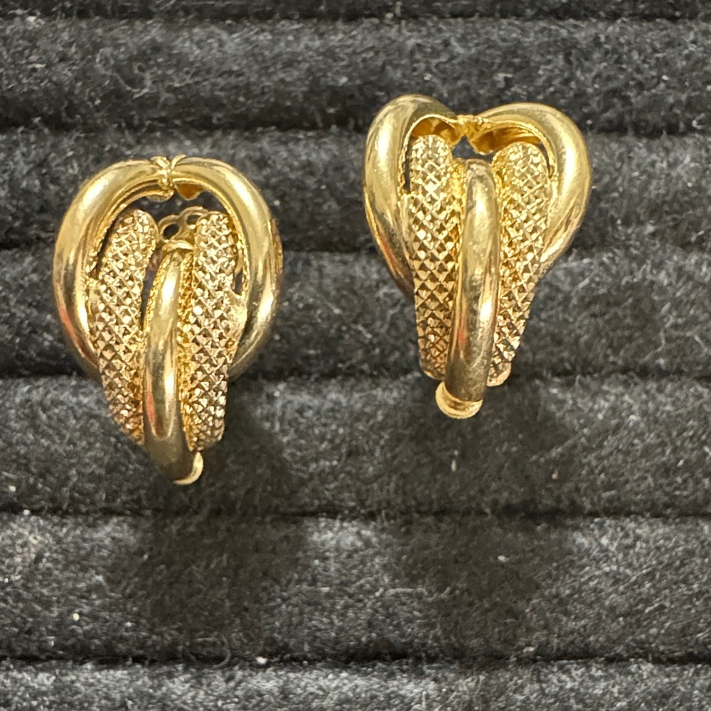 18K Saudi Gold Earrings 1.3 Grams